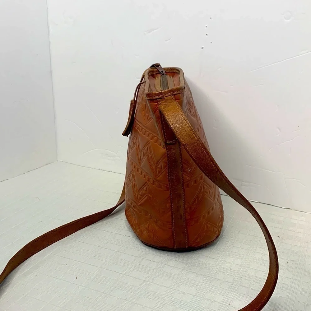 UNSIA MADE IN URUGUAY leather bucket style zip top bag
